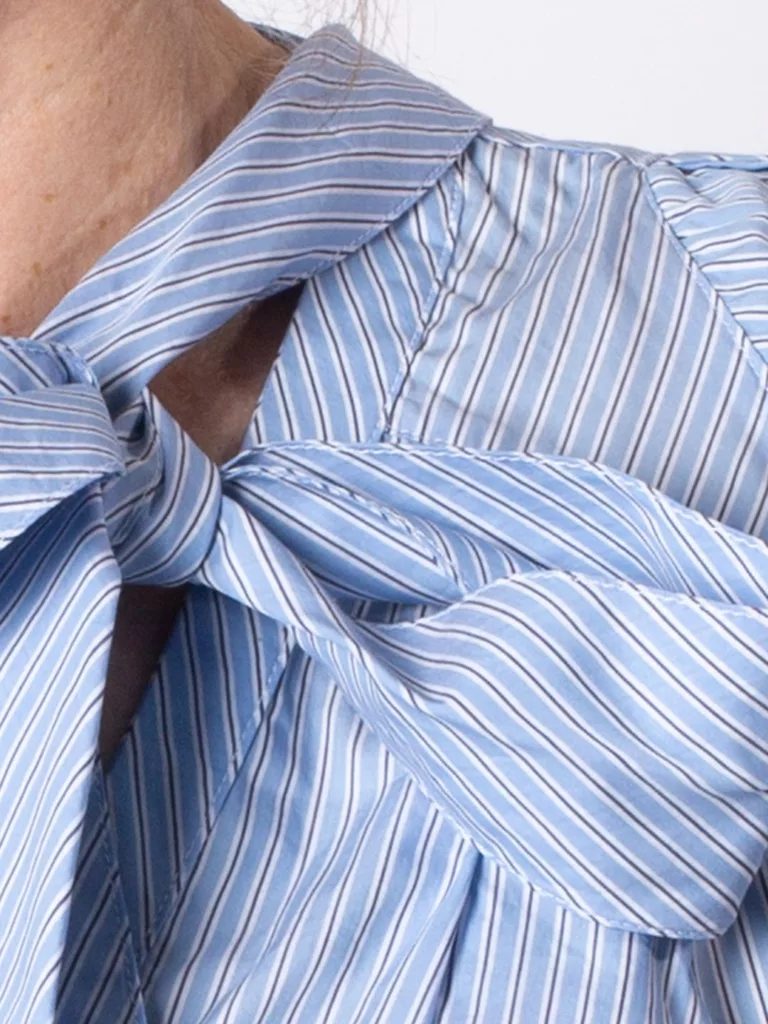 A0213-Draped-Business-Shirt-V-Ave-Shoe-Repair-Lt-Blue-Front-Close-Up-Fabric