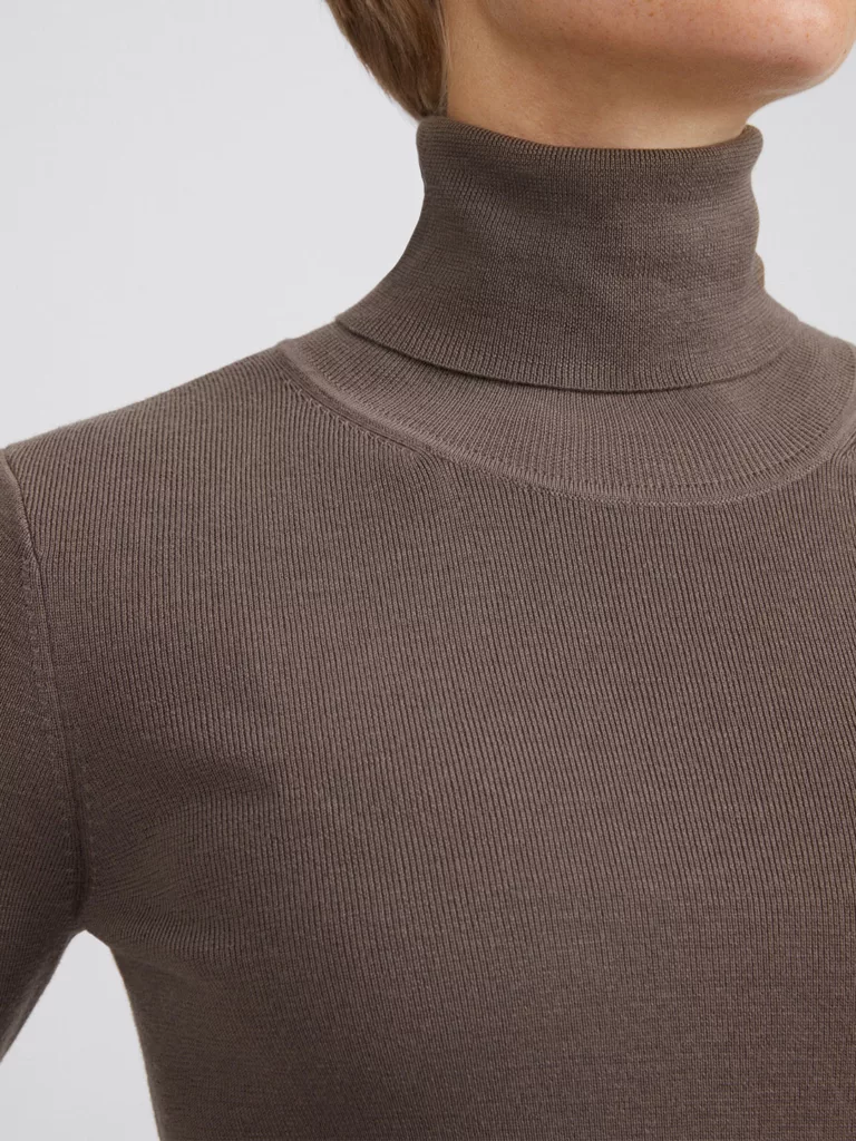A0951-Merino-Elbow-Sleeve-Top-Filippa-K-Dk-Taupe-Front-Close-Up-Neck