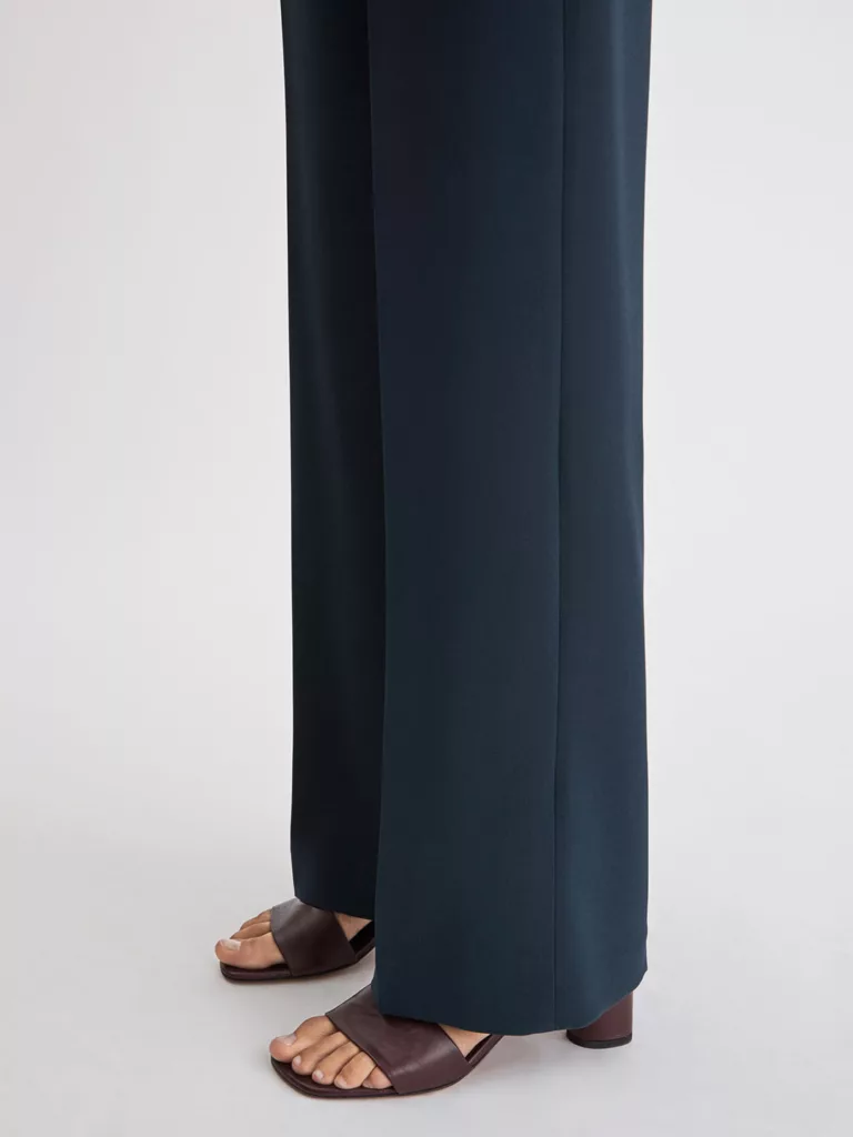 A0975-Hutton-Trouser-Filippa-K-Navy-Side-Fall-of-Fabric