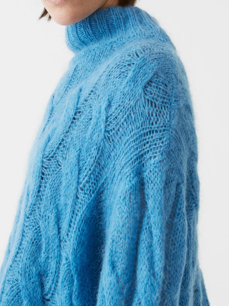 A1020-True-Sweater-Hope-Sthlm-Blue-Close-Up-Arm