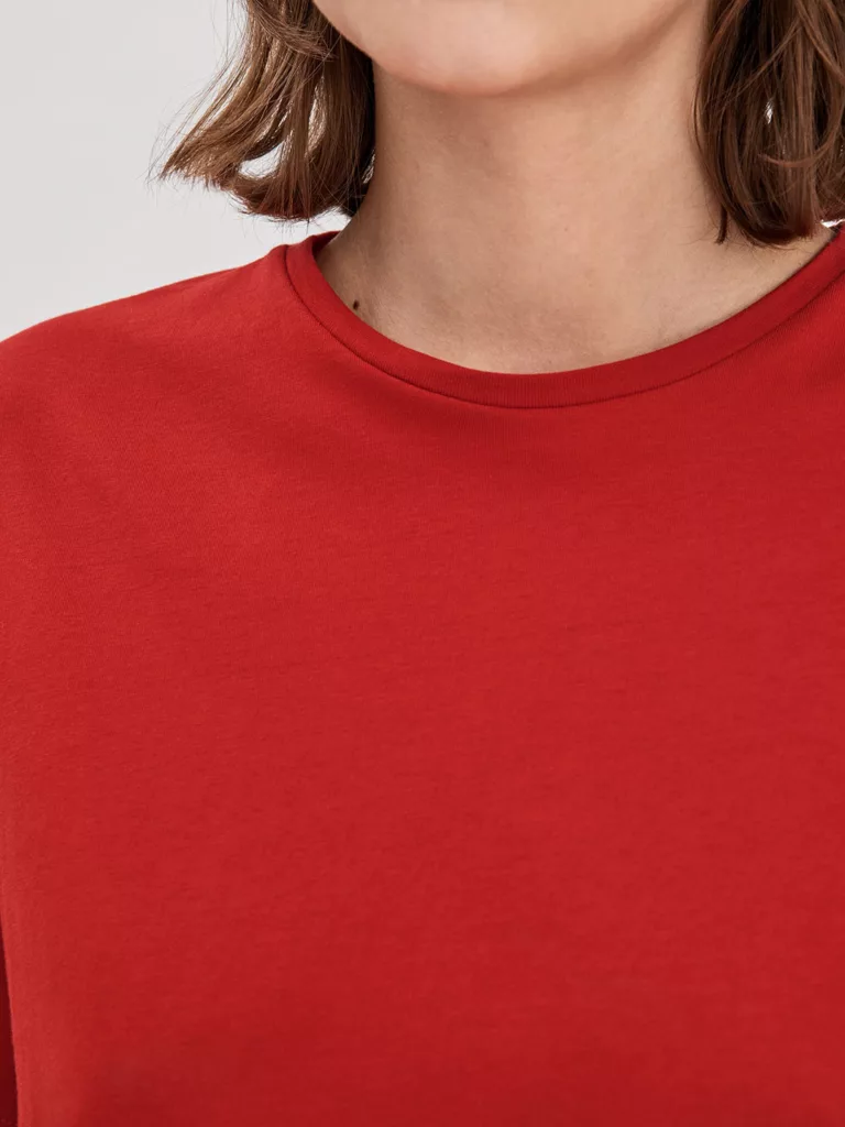 A1032-Annie-Cotton-T-shirt-Filippa-K-Red-Orange-Front-Close-Up