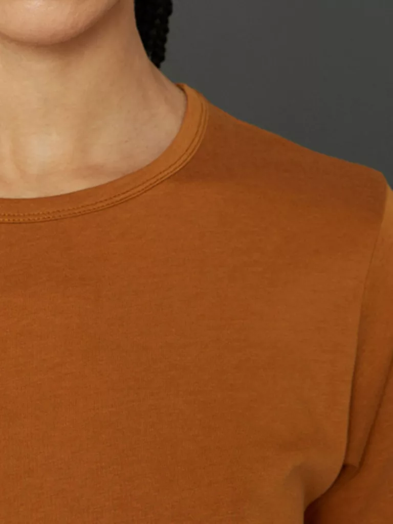 A1074-One-Edit-Tee-Hope-Sthlm-Amber-Front-Close-Up
