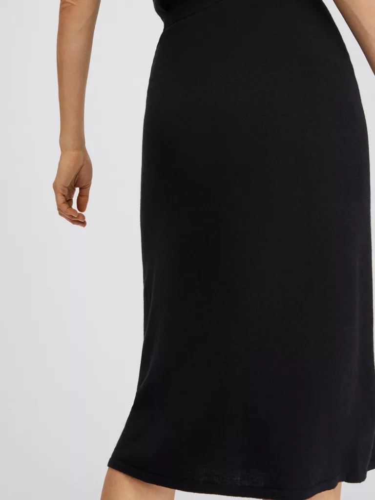 A1084-Honor-Knitted-Skirt-Filippa-K-Black-Front-Close-Up