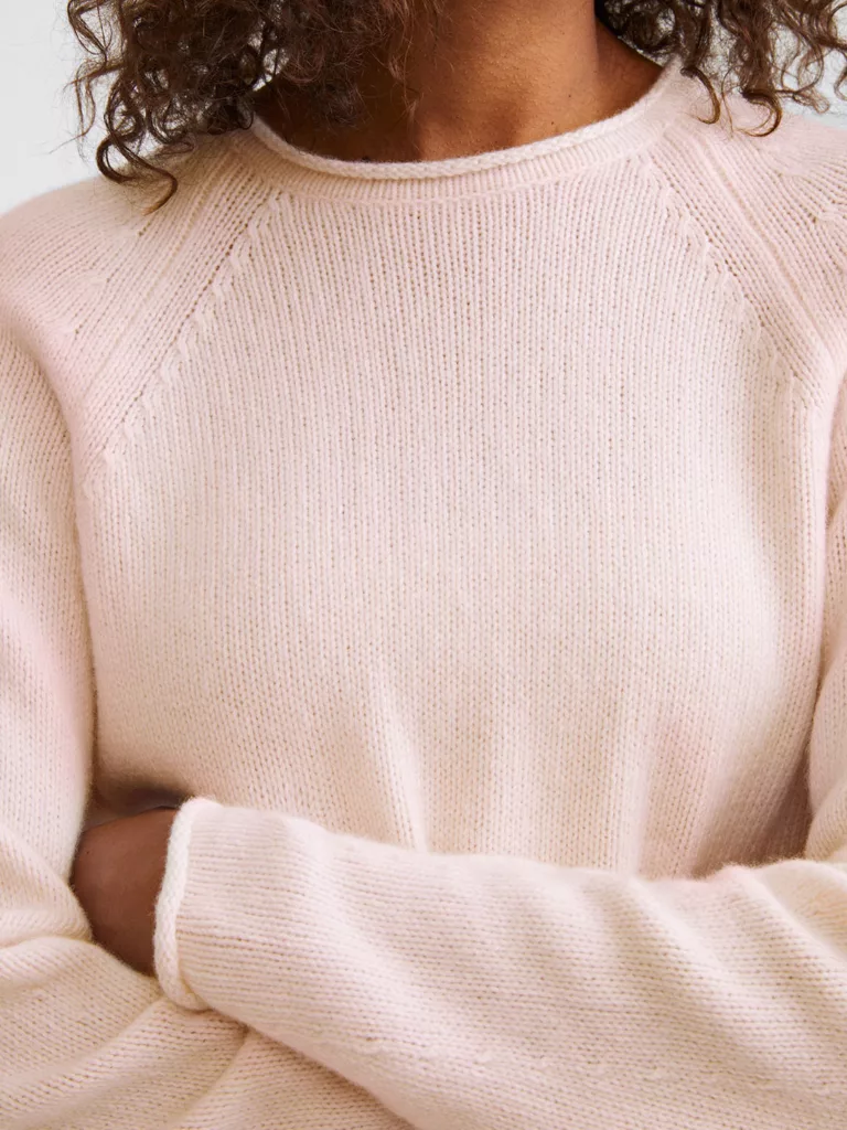 A1092-Dahlia-Sweater-Filippa-K-Faded-Pink-Front-Close-Up