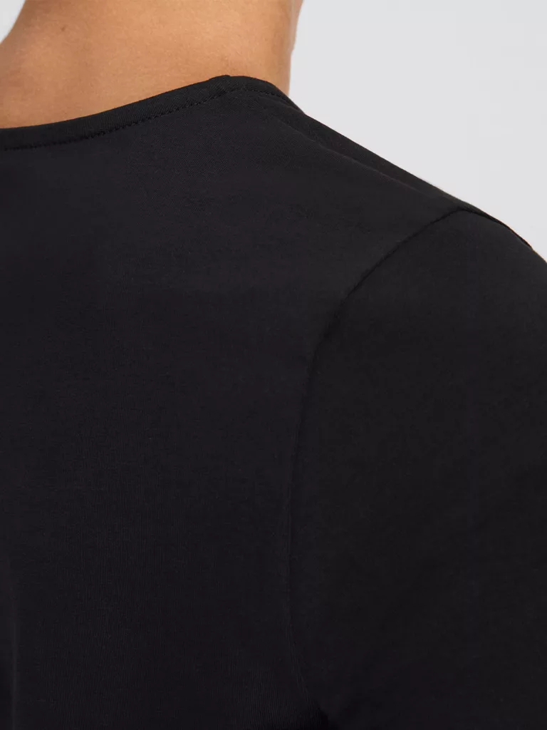 A1094-Cotton-Stretch-Elbow-Sleeve-Filippa-K-Black-Back-Close-Up-Shoulder
