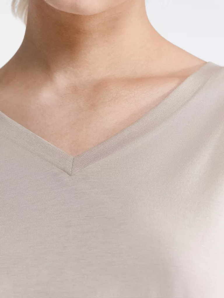 A1127-Soft-Cotton-V-neck-T-shirt-Filippa-K-Light-Beige-Front-Close-Up-Neckline