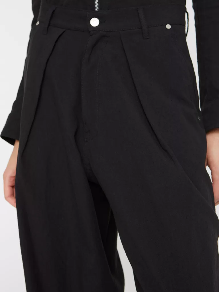 A1153-Block-Trousers-Hope-Sthlm-Black-Front-Close-Up