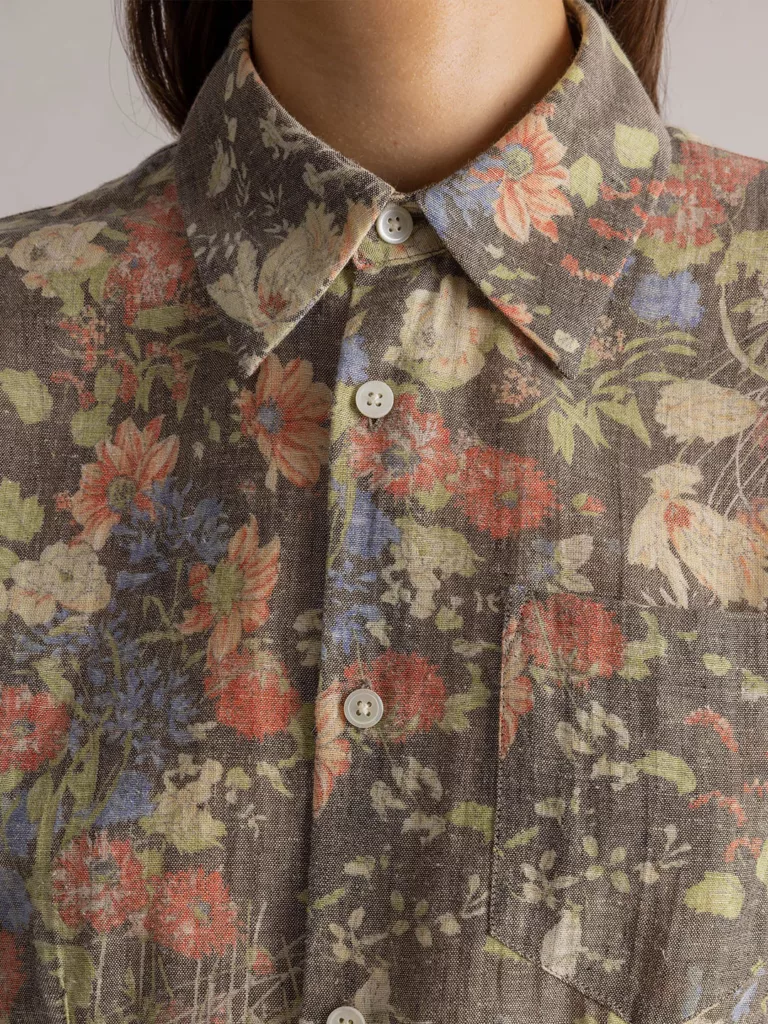 A1183-Gem-Shirt-Hope-Sthlm-Bleeched-Gardenprint-Front-Close-Up-Collar