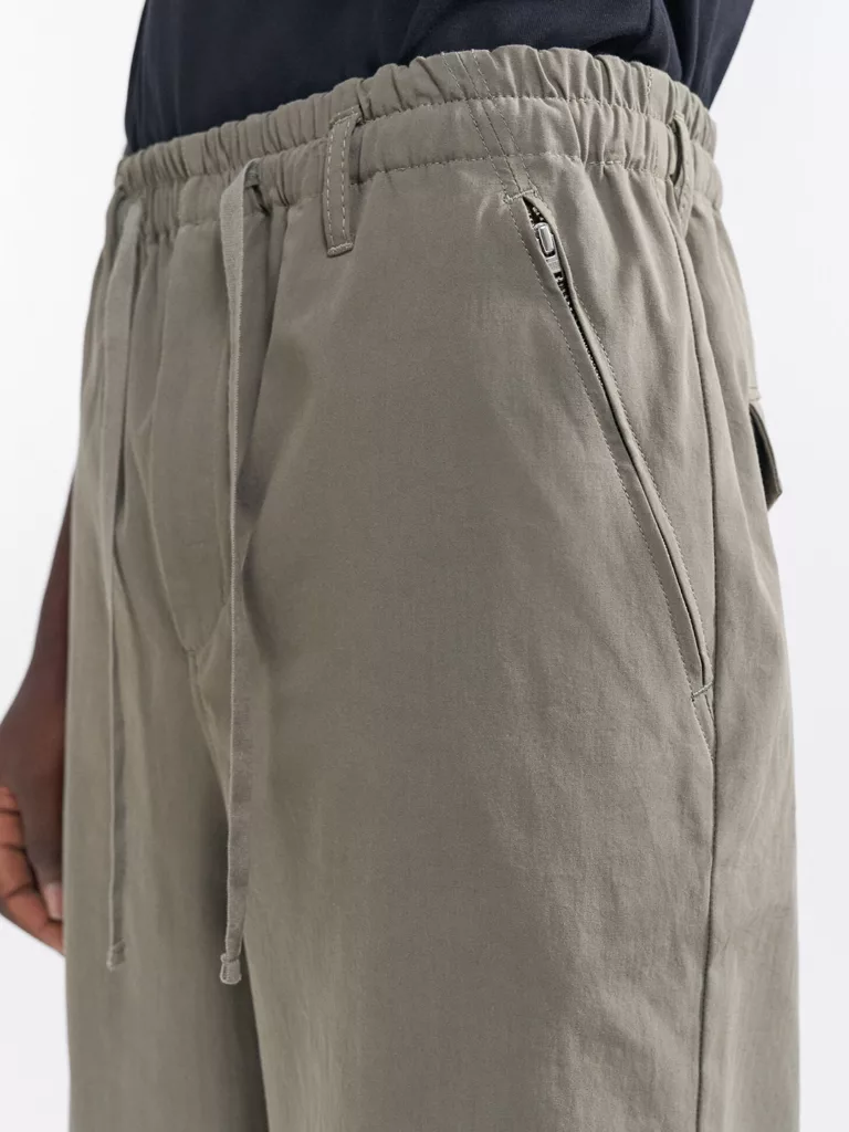 B0000-Harvey-Cotton-Trouser-Filippa-K-Mole-Grey-Side-Close-Up