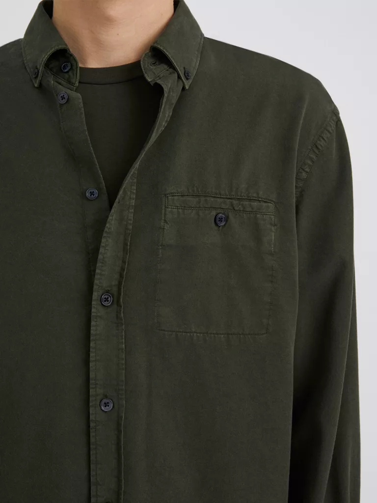 B0000-Zachary-Tencel-Shirt-Filippa-K-Dark-Forest-Green-Front-Close-Up-Pocket