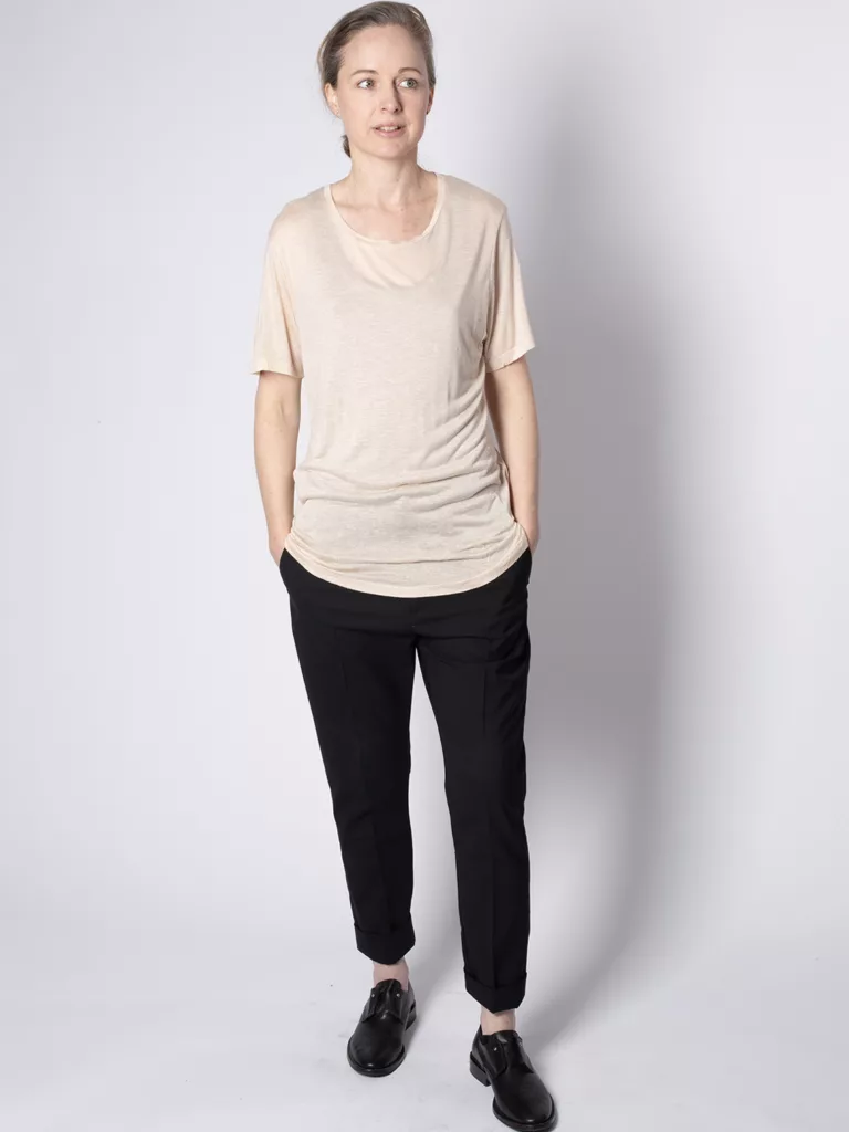 A0876-Pitch-Tee-Hope-Sthlm-Sand-Front-Full-Body