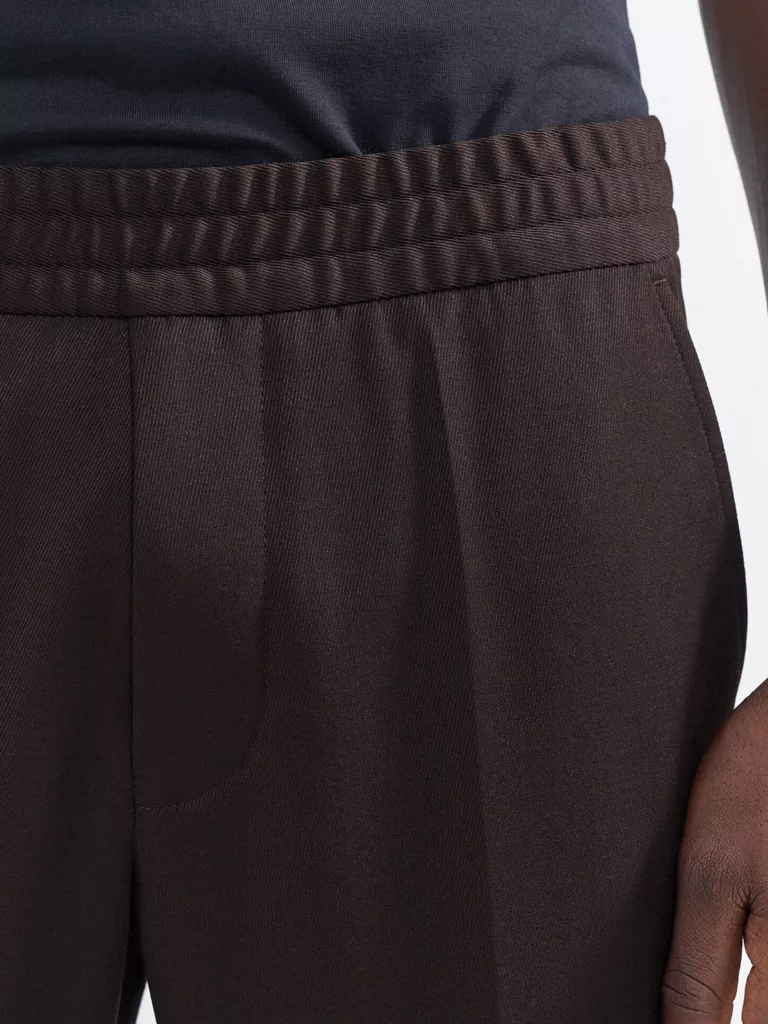 B0000-Terry-Cropped-Trouser-Filippa-K-Dark-Brown-Front-Close-Up-Elastic-Waistband