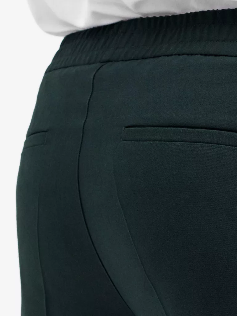 B0714-Terry-Cool-Wool-Trouser-Filippa-K-Dk-Spruce-close-up-waist-back