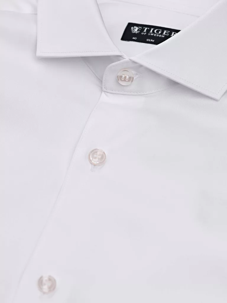 B1082-Farrell-5-Shirt-Tiger-of-Sweden-90-Pure-White-close-up-cut-away-collar