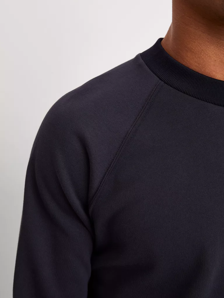 B1113-Tuxedo-Sweatshirt-Filippa-K-Navy-close-up-seam-shoulder