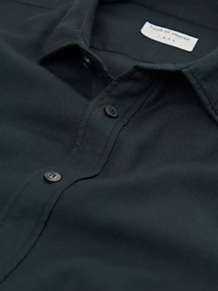 B1117-Fridolf-Shirt-Tiger-of-Sweden-4CA-Scarab-Green-close-up-buttons-collar