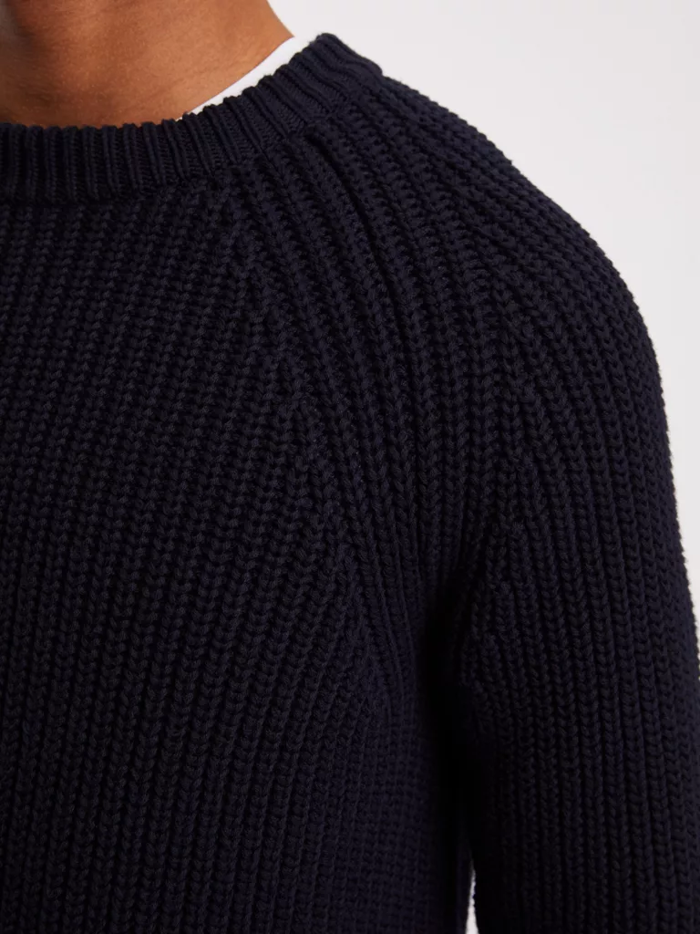 B1127-Chunky-Rib-Cotton-R-neck-Sweater-Filippa-K-Navy-Close-Up-Shoulder