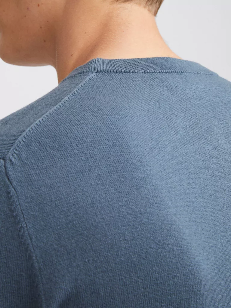 B1157-Cotton-Merino-Sweater-Filippa-K-Blue-Grey-Back-Close-Up