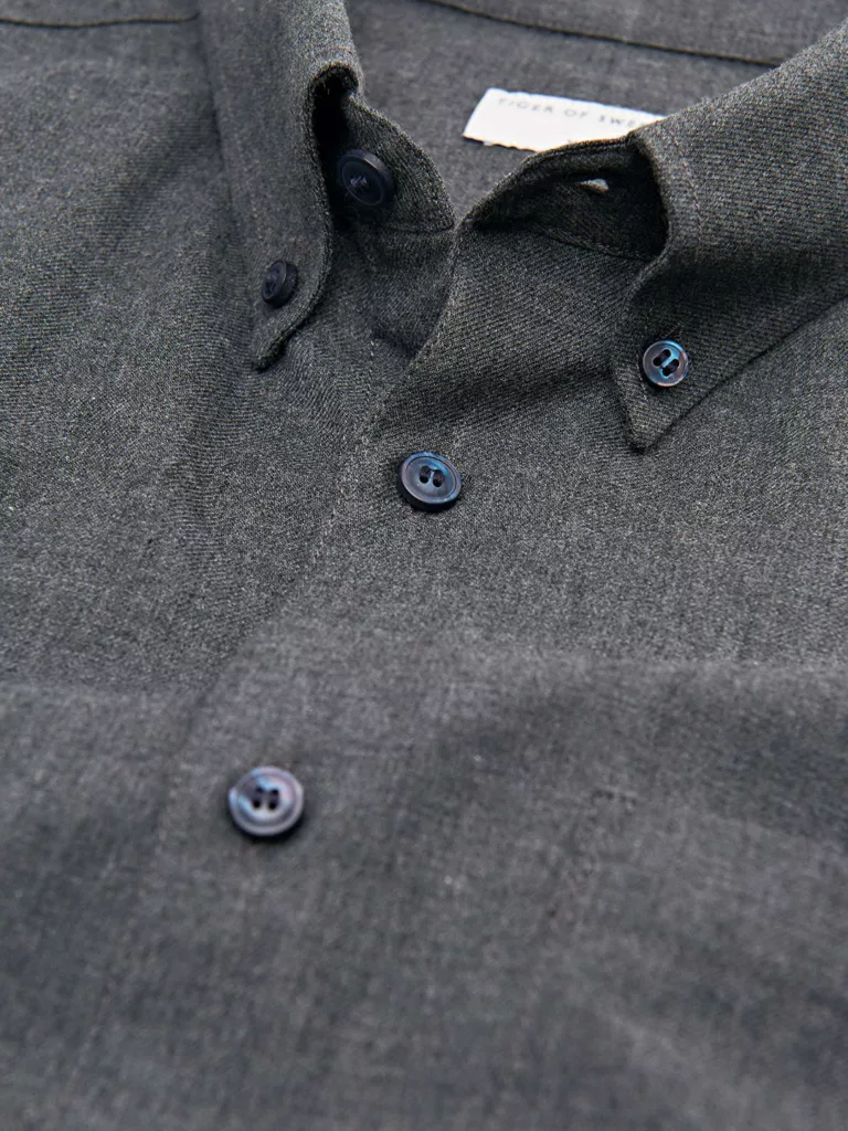 B1191-Sankt-Shirt-Tiger-of-Sweden-Med-Grey-Melange-Close-Up-Fabric
