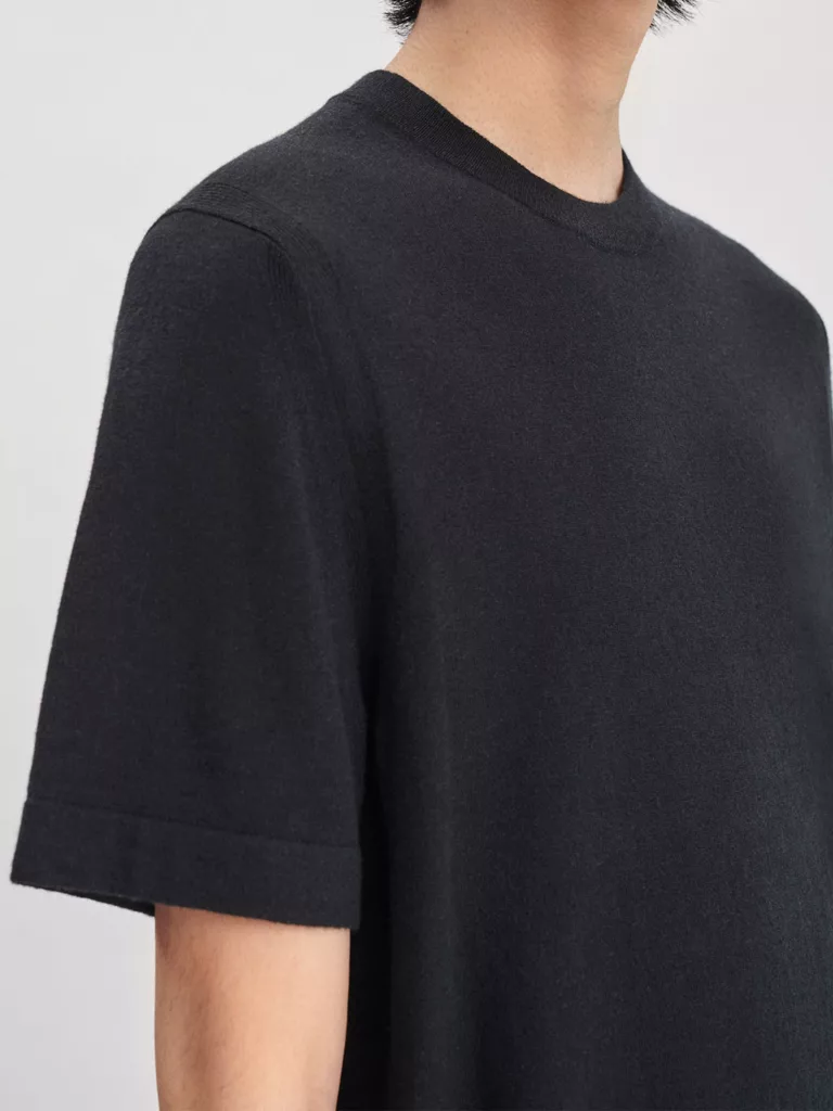 B1217-Knitted-T-shirt-Filippa-K-Black-Close-Up-Sleeve