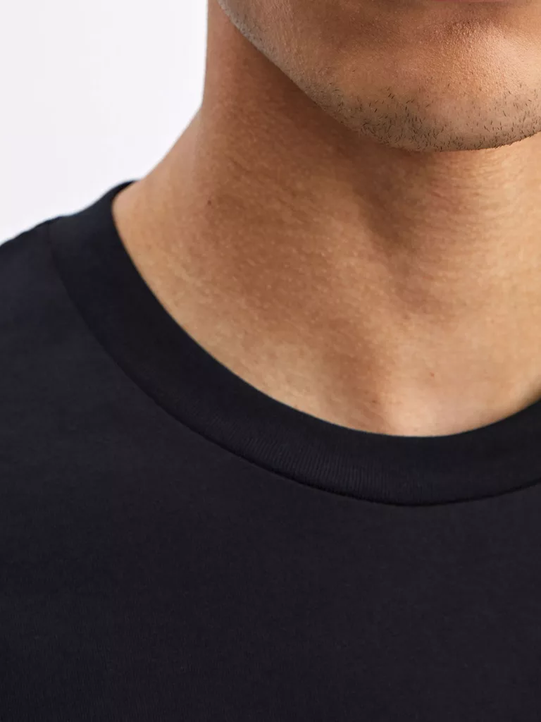 B1231-Single-Jersey-Tee-Filippa-K-Black-close-up-neckline