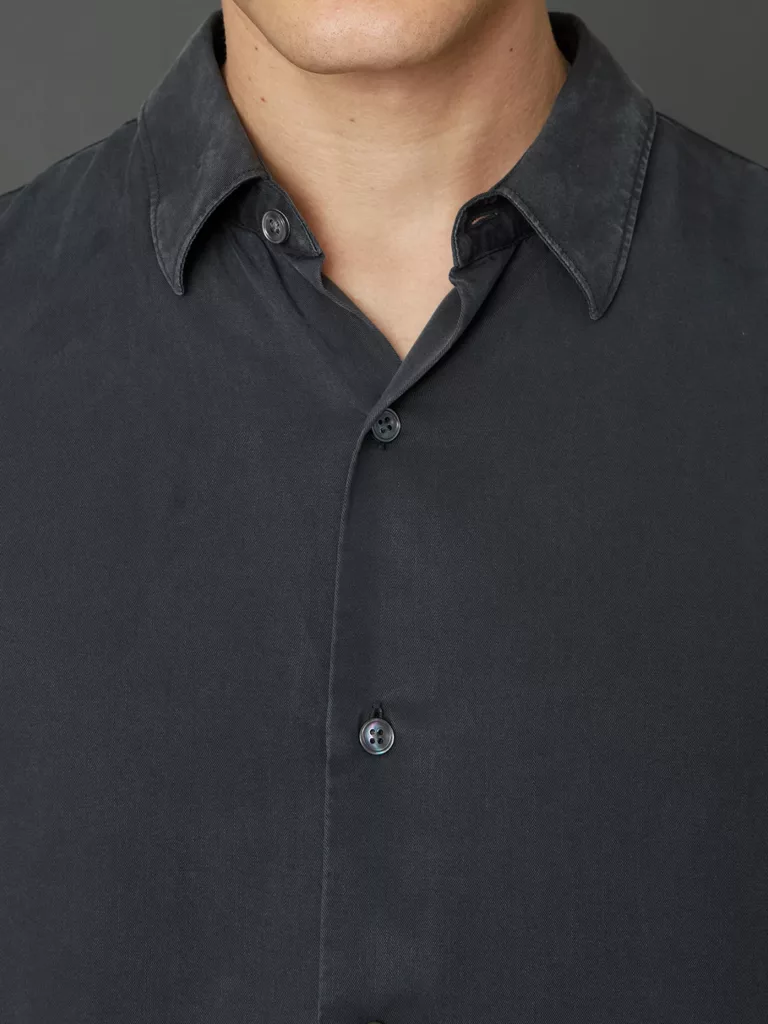 B1254-Air-Clean-Shirt-Hope-Sthlm-Faded-Black-Front-Close-Up-Collar