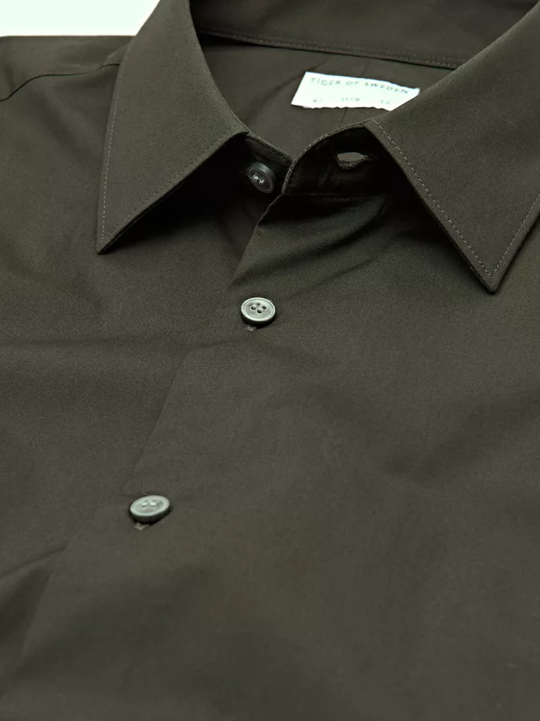 B1270-Farrell-Shirt-Tiger-of-Sweden-Military-Green-Front-Close-Up