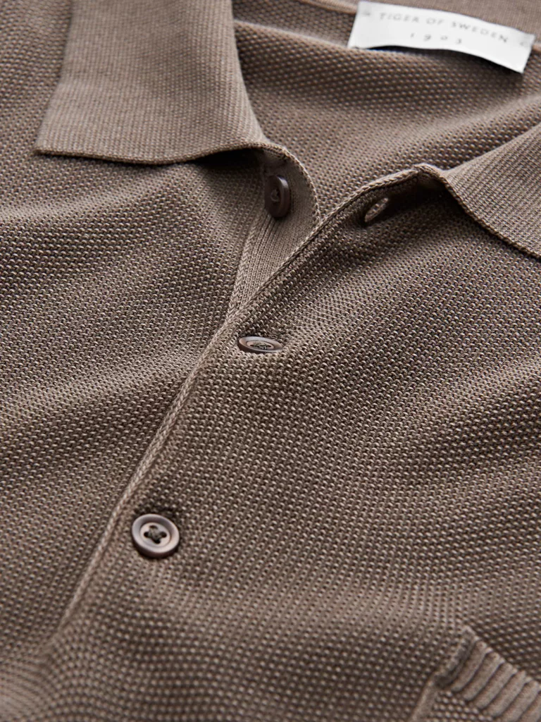 B1297-Poplar-Polo-Shirt-Tiger-of-Sweden-Kalamata-Front-Close-Up-Fabric
