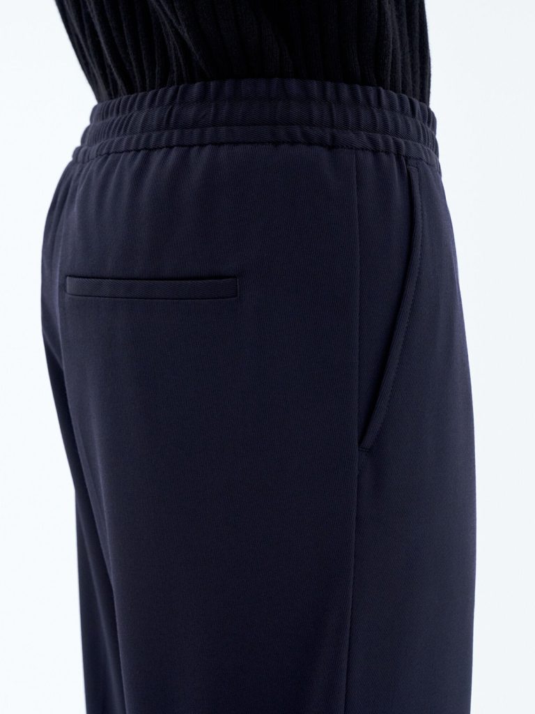 B1311-Theo-Trouser-Filippa-K-Navy-Side-Close-Up