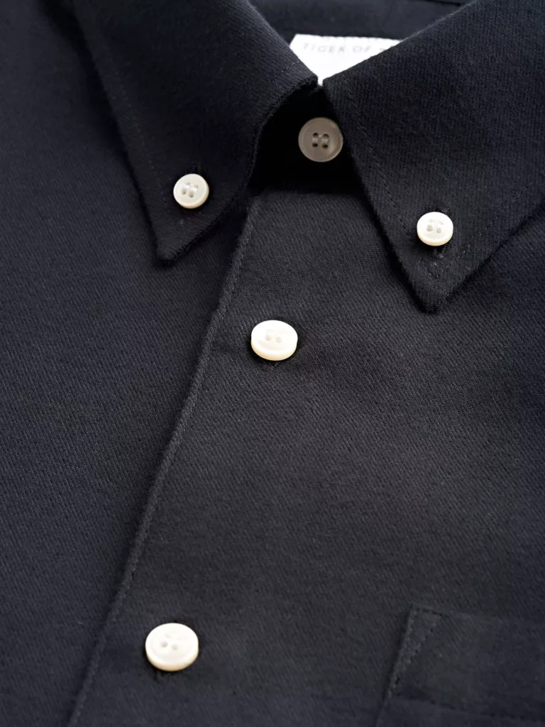 B1330-Sankt-Shirt-Tiger-of-Sweden-Black-Front-Close-Up-Fabric