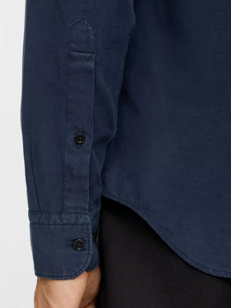 B1332-Tencel-Slub-Texture-Slim-Shirt-J-Lindeberg-JL-Navy-Front-Close-Up-Sleeve