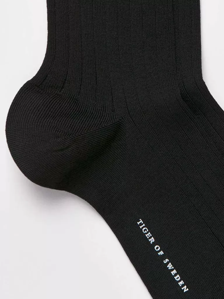 B13369-Amatore-Socks-Tiger-of-Sweden-Black-Side-Close-Up-Fabric