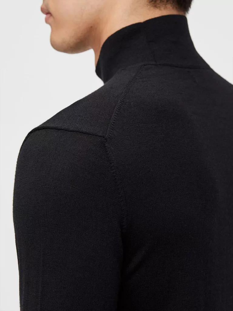 B1339-Neal-Silk-Wool-Mix-Turtleneck-J-Lindeberg-Black-Side-Close-Up-Shoulder