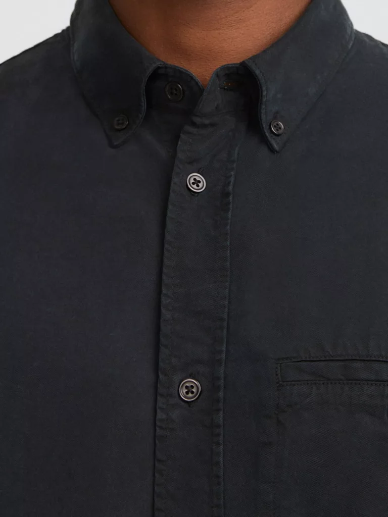 B1357-Zachary-Tencel-Shirt-Filippa-K-Almost-Black-Front-Close-Up