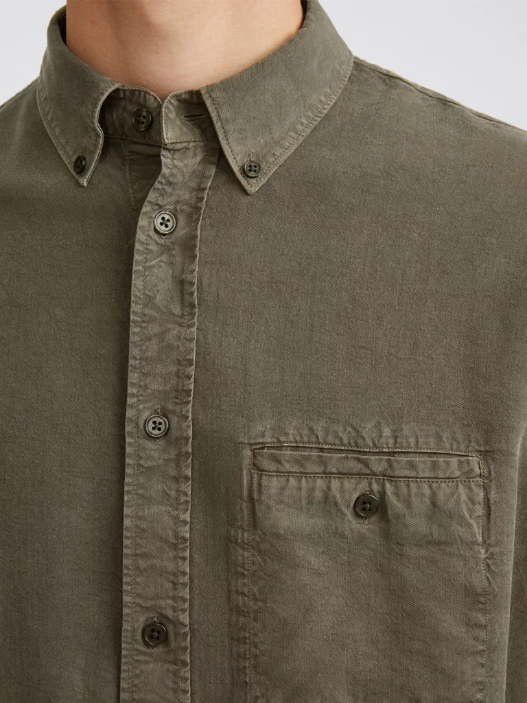 B1357-Zachary-Tencel-Shirt-Filippa-K-Pine-Green-Front-Close-Up-Collar