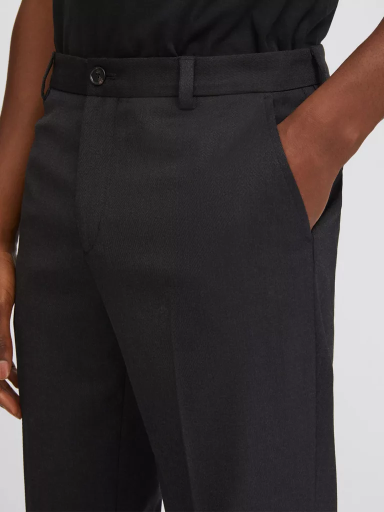 B1393-Jerry-Wool-Trouser-Filippa-K-Anthracite-Front-Close-Up-Waist