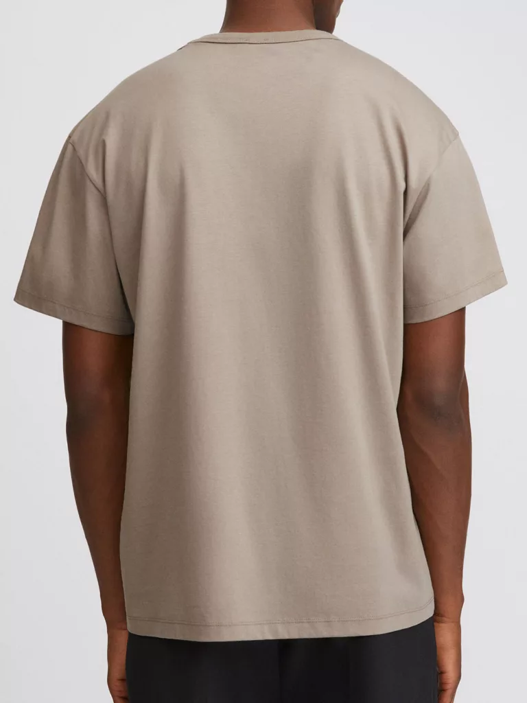 B1399-Brad-T-Shirt-Filippa-K-Desert-Taupe-Back
