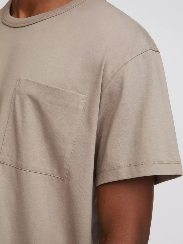 B1399-Brad-T-Shirt-Filippa-K-Desert-Taupe-Front-Close-Up-Sleeve