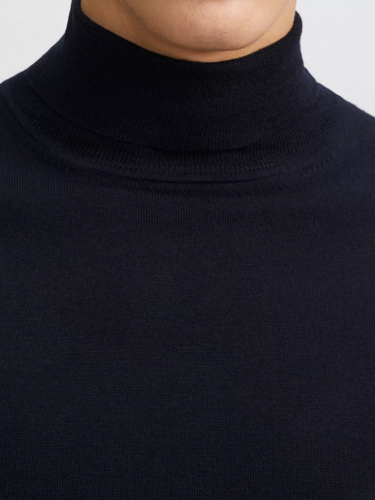 B1402-Merino-Roller-Neck-Sweater-Filippa-K-Navy-Front-Close-Up-Neck
