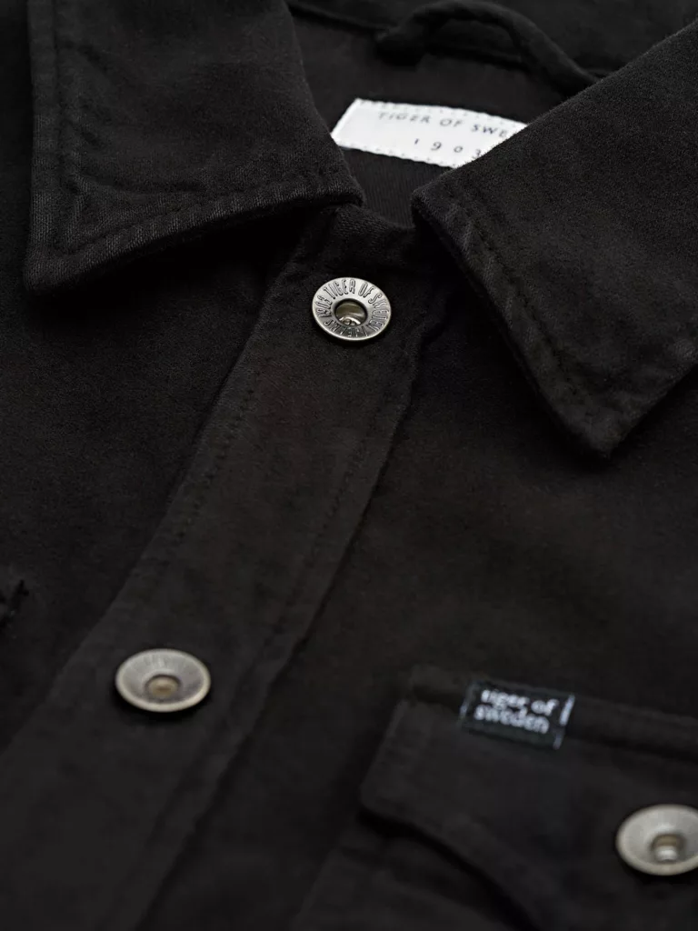 B1418-Get-Denim-Jacket-Tiger-of-Sweden-Black-Front-Close-Up-Fabric