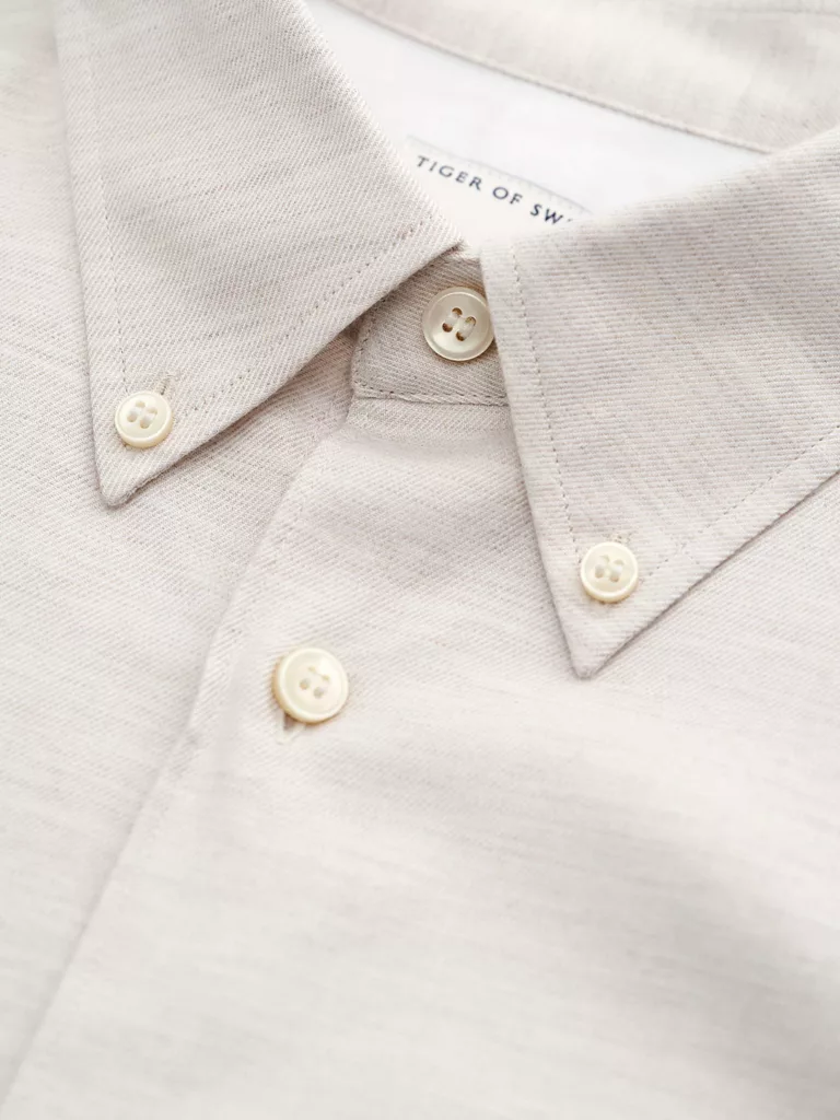 B1419-Sankt-Shirt-Tiger-of-Sweden-Cream-Front-Close-Up-Fabric