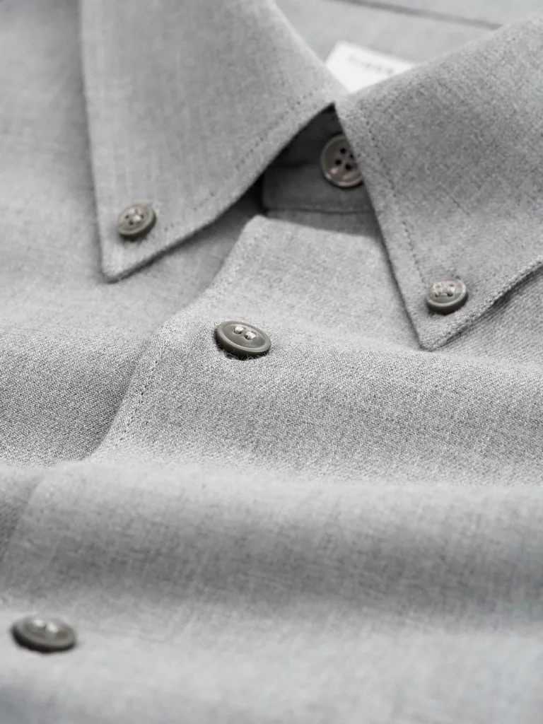 B1419-Sankt-Shirt-Tiger-of-Sweden-Light-Grey-Melange-Front-Close-Up-Fabric