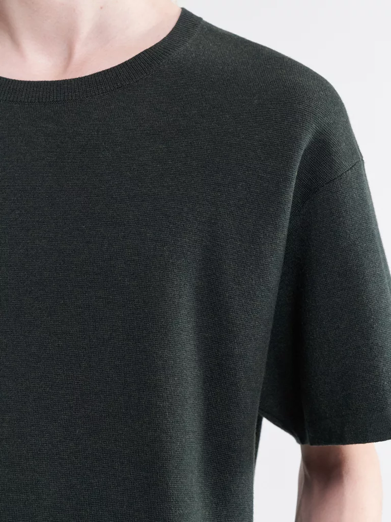 B1488-Arlo-knitted-T-shirt-Filippa-K-Dk-Spruce-Melange-Front-Close-Up-Shoulder