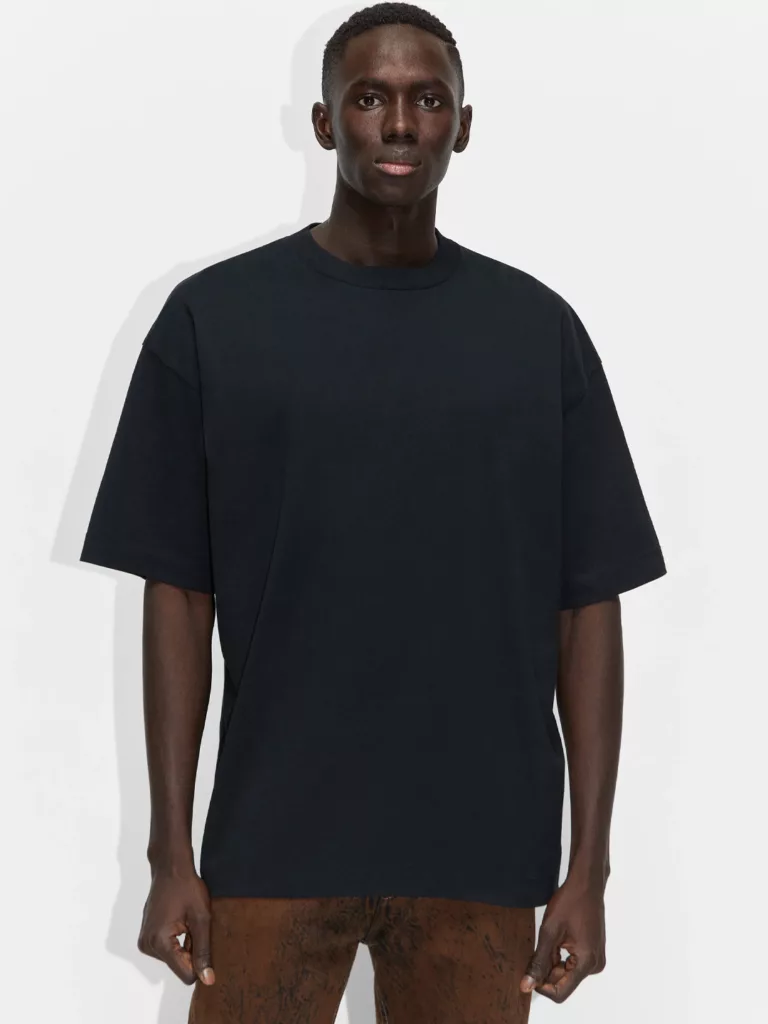 B1541-Big-Tee-Hope-Sthlm-Black-Front-Half-Body