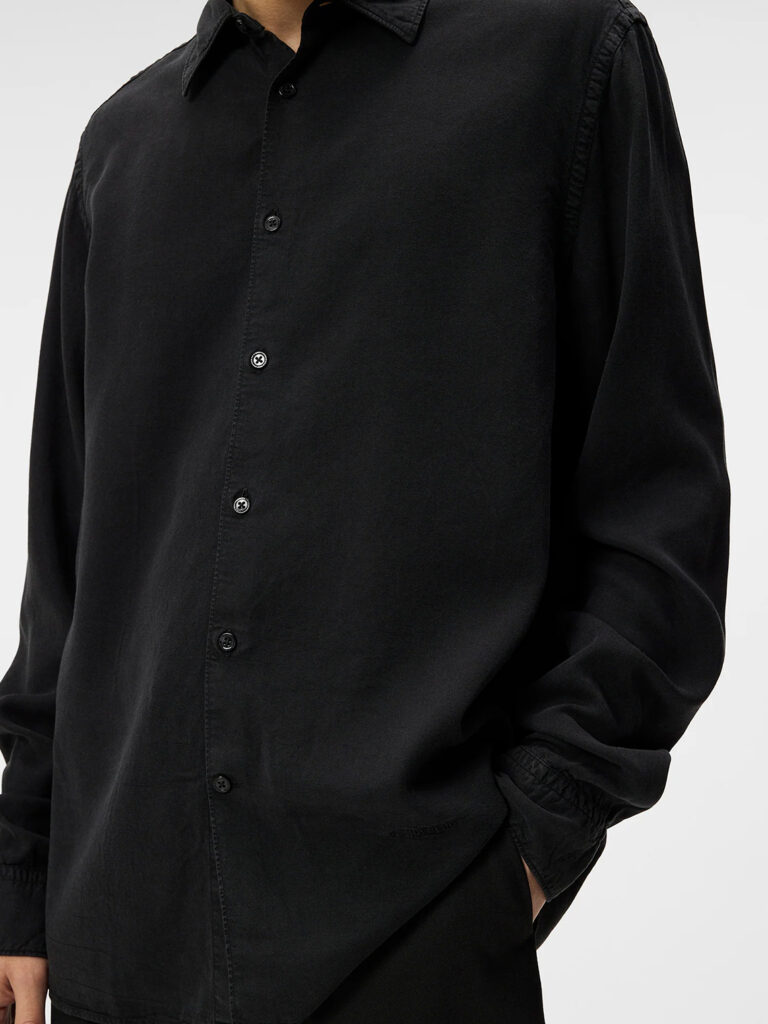 B1638-Slim-LS-Comfort-Tencel-Shirt-JL-Black-Front-Close-Up-Fabric