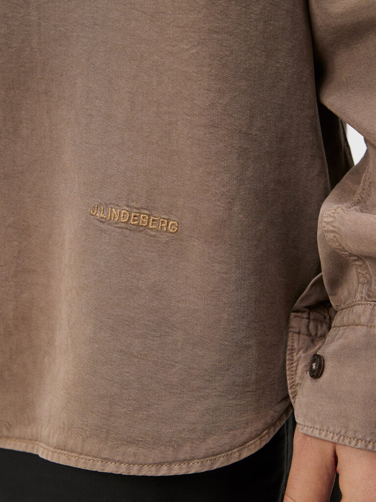 B1638-Slim-LS-Comfort-Tencel-Shirt-JL-Walnut-Front-Logo