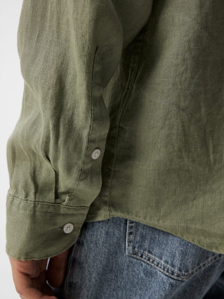 B1656-Reg-LS-Clean-Linen-Shirt-J-Lindeberg-Oil-Green-Side-Close-Up-Sleeve