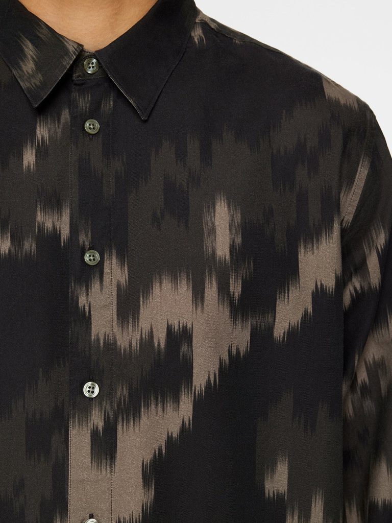 B1671-Reg-LS-Tencel-Print-Shirt-J-Lindeberg-Warp-Forest-Front-Close-Up-2