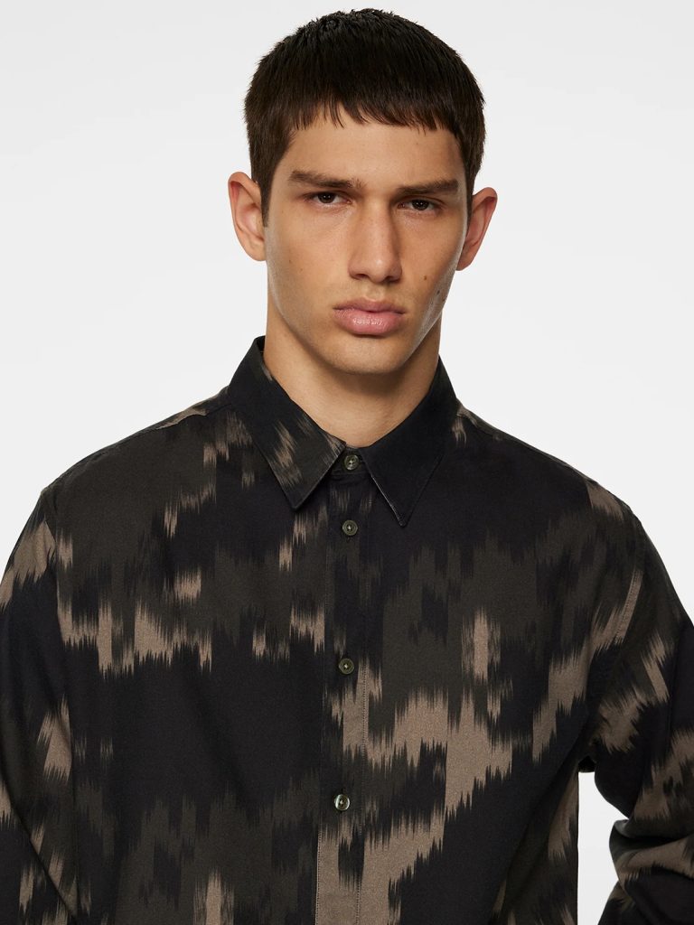 B1671-Reg-LS-Tencel-Print-Shirt-J-Lindeberg-Warp-Forest-Front-Close-Up