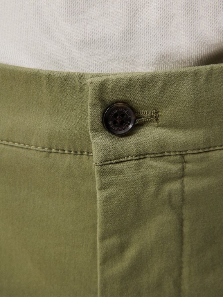 B1695-Nathan-Cloud-Satin-Shorts-JLindeberg-Oil-Green-Front-Close-Up-Button